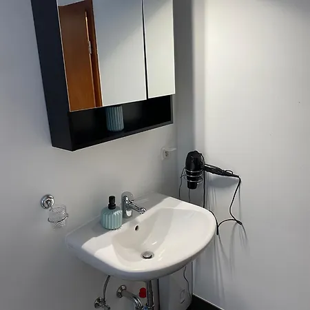 1 Ferienapartment Mit Parkmoeglichkeit Und Balkon شقة *